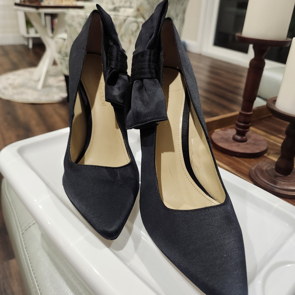 Enzo Angiolini Elegant Black Heels with Satin Bow